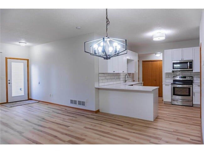 Building Photo - 1122 Crystal Pl W