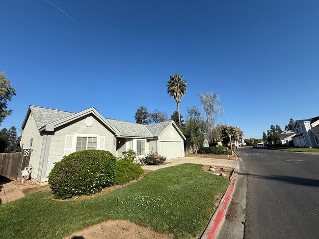 Building Photo - 2 bedroom, 2-bathroom home plus den/office in Fresno, CA!