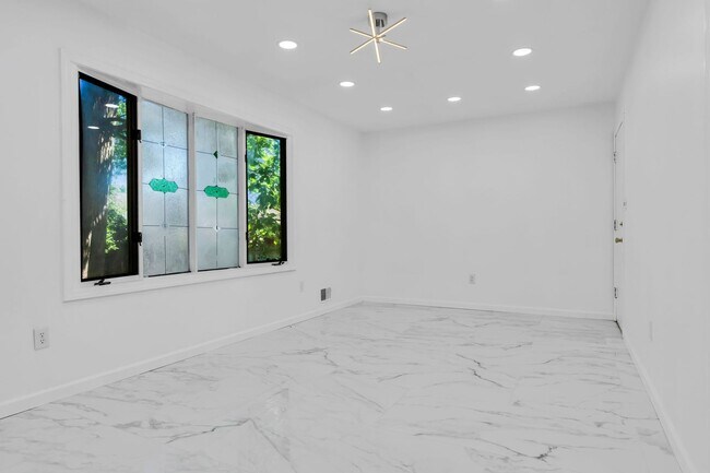Building Photo - 2556 Woodland Rd