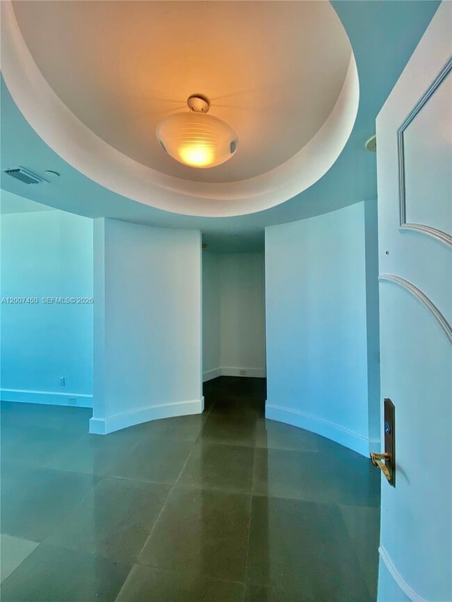 Building Photo - 300 South Pointe Dr