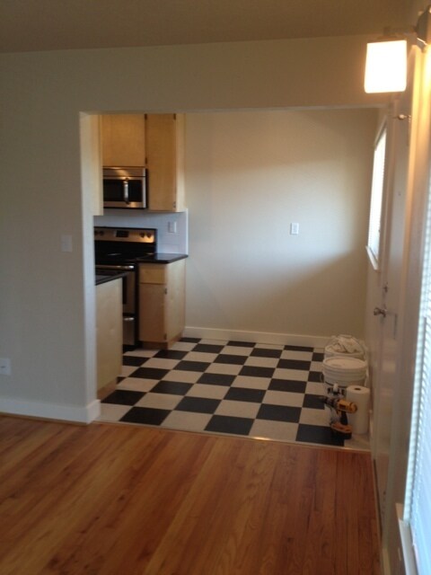 Building Photo - Remodeled Spacious University Park Portsmo...