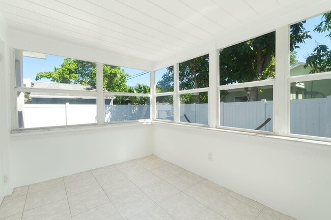 Building Photo - 214 NE 11th St