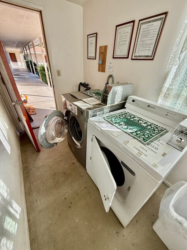 Building Photo - 287 E Elm St