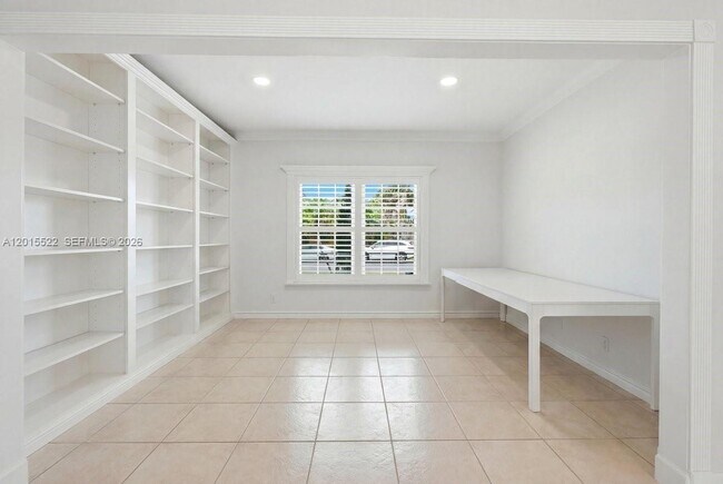 Building Photo - 16530 Lake Tree Dr