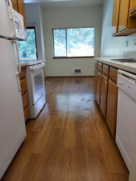 Kitchen - Inglewood Forest Apartments