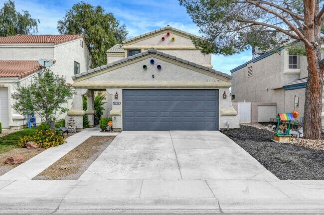 Building Photo - 3 bedroom home with pool!!