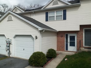 Building Photo - 2 BR Townhouse