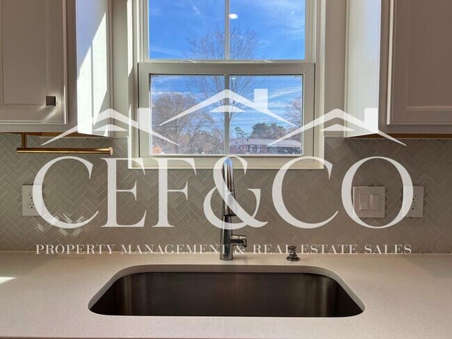 Building Photo - Spacious Townhome available in Spartanburg's East Side