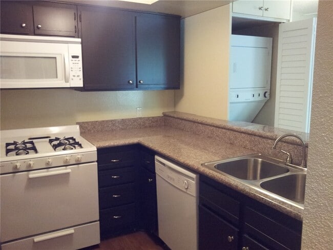 Building Photo - 987 E Del Mar Blvd