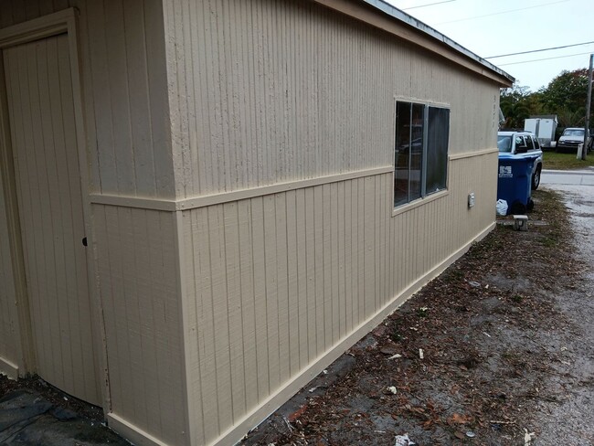 Building Photo - 2 bedroom for rent near Kenwood/St. Pete!