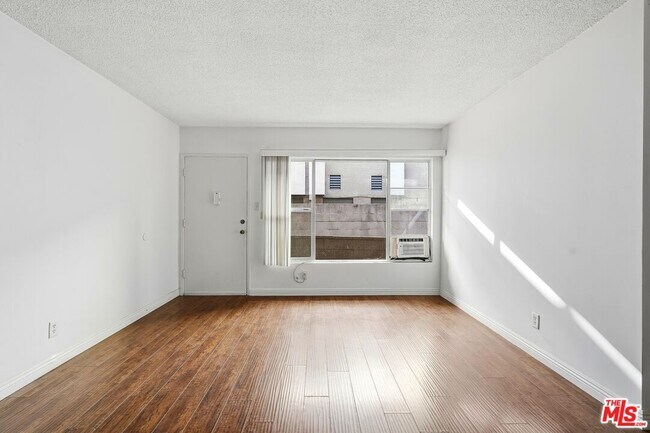 Building Photo - 1475 S Wooster St