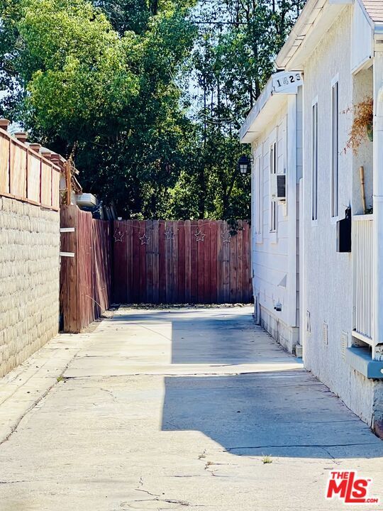 Building Photo - 14236 1/2 Tiara St