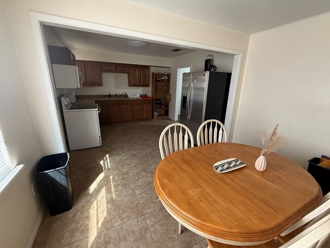 Building Photo - 420 E 47th St