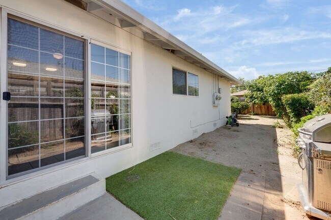 Building Photo - Charming 2 Bedroom Duplex with Private Backyard & Garage!