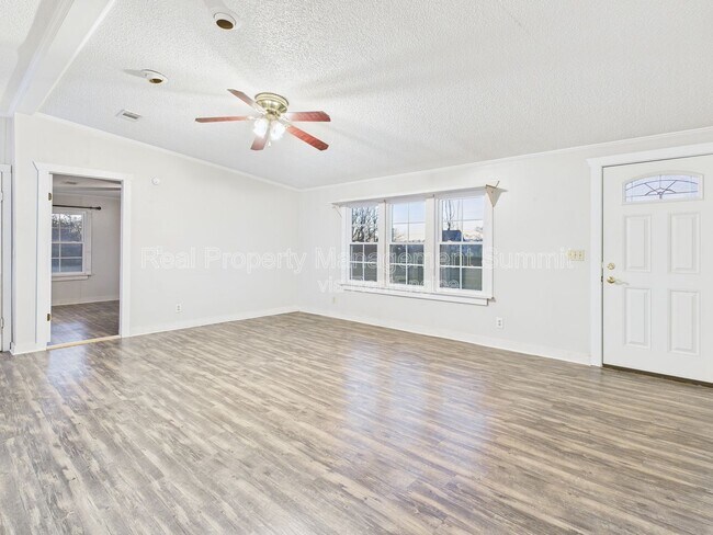 Building Photo - 15 Hayfield Ln