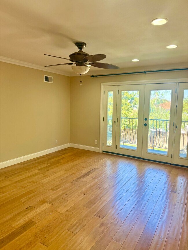 Building Photo - MUST SEE 6 BEDROOM 3 BATH HOUSE - SOUTH TO...