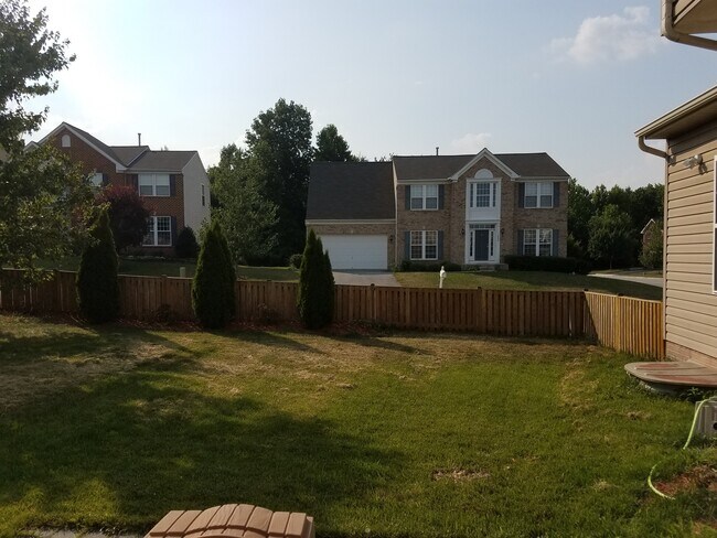 Building Photo - Charming 4 Bedroom/2.5 Bathroom in White M...