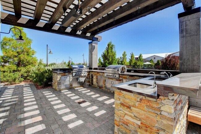 Building Photo - Stunning 3 Bedroom in Skye Canyon Master P...