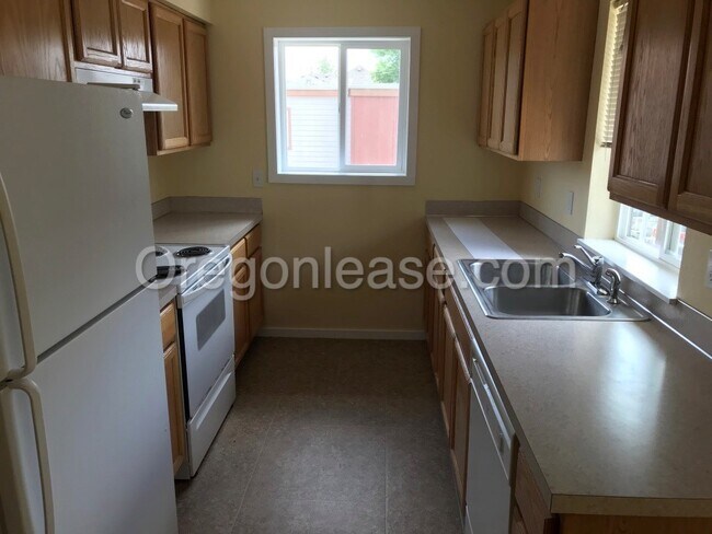Building Photo - Blocks from UO! 2 bedroom 1 bath with in u...