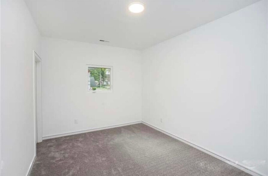 Building Photo - 2108 Roslyn Ave