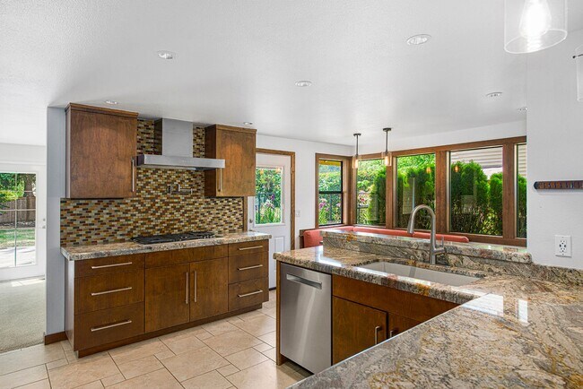Building Photo - Spacious home in Lakemont Neighborhood!