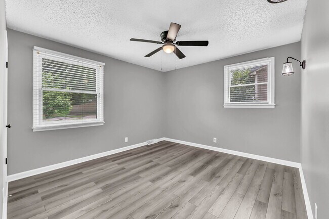 Building Photo - Wonderful 3 bed 2 bath with a modern interior