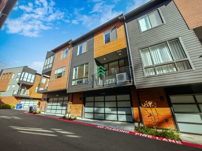 Building Photo - Welcome to this beautiful 4-bedroom, 3.5-bathroom for Rent!