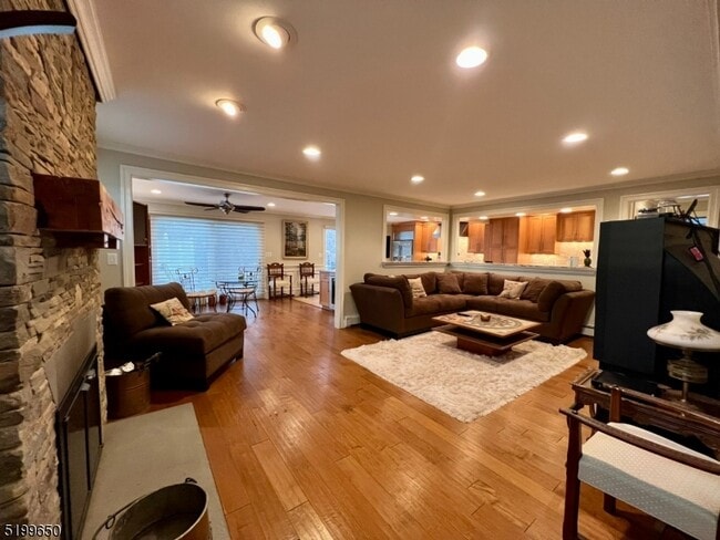 Building Photo - 132 Lakeshore Dr