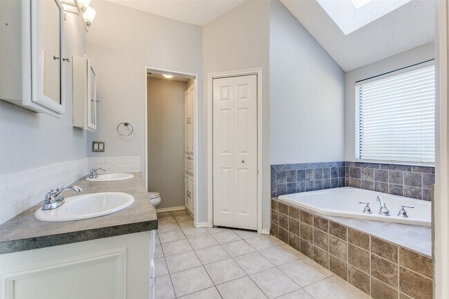 Building Photo - 4444 Hartford Dr