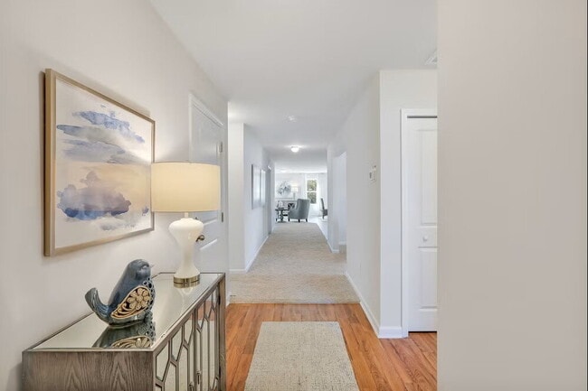 Building Photo - *** Promotion -- Sign lease by January 1 and receive $1000 off first months rent!!  Modern Comfor...