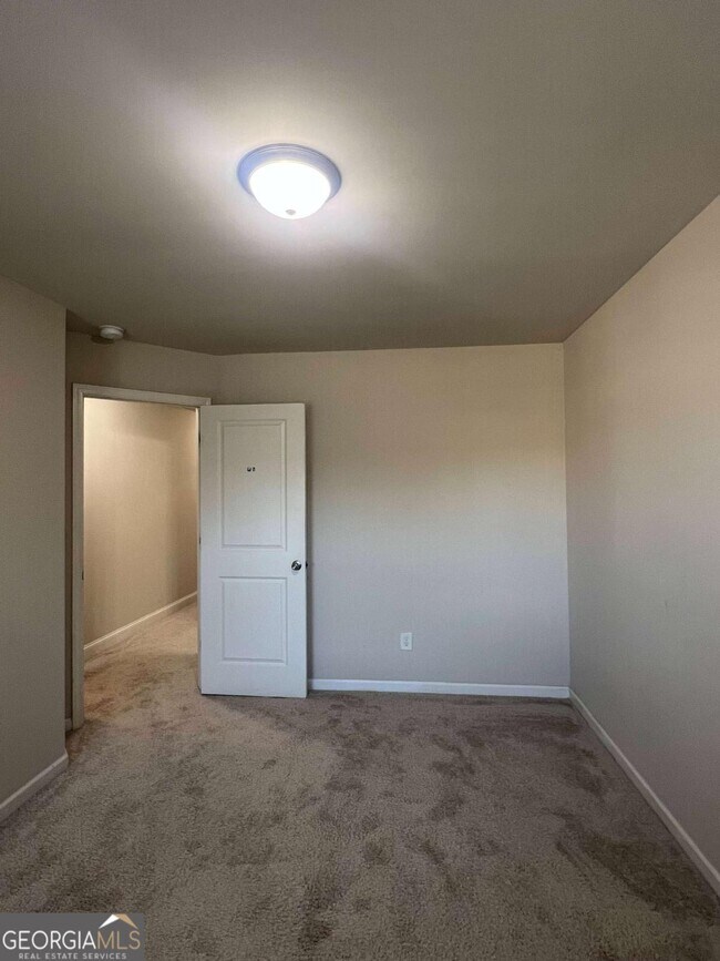 Building Photo - 225 Holdings Dr