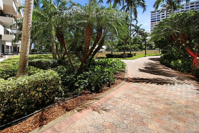 Building Photo - 2500 Parkview Dr