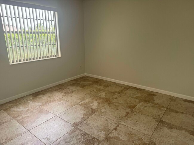 Building Photo - 1047 Manor Dr