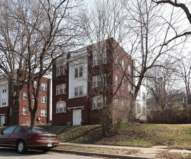 Primary Photo - 4205-4207 Kenwood Ave