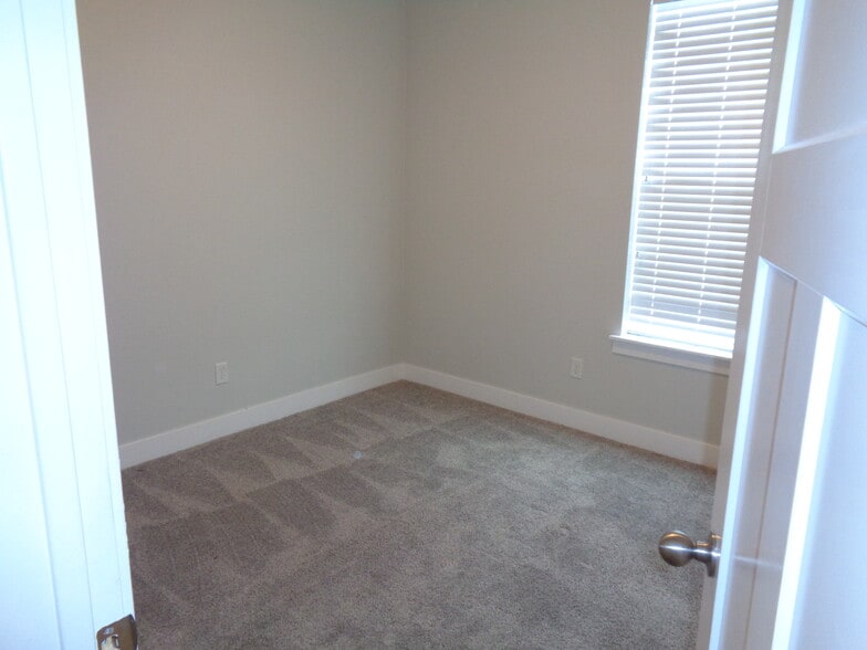 Building Photo - 1152 N West Rim Dr