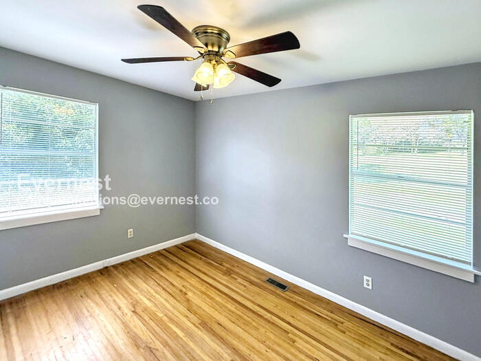 Building Photo - 2907 Lakeside Dr