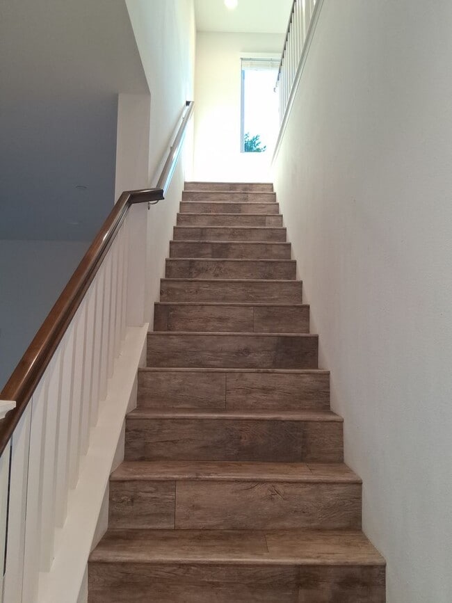 Building Photo - East end Ventura  5 Bed 5 Bath