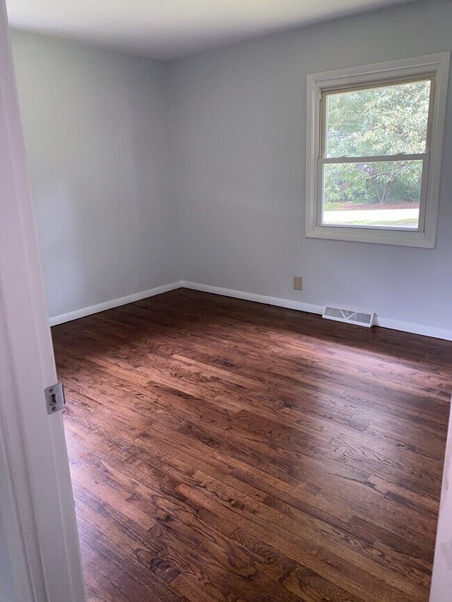 Building Photo - "Charming 3-Bed, 2-Bath Home at 109 Calhoun Ave: Your Serene Retreat in Pendleton!"