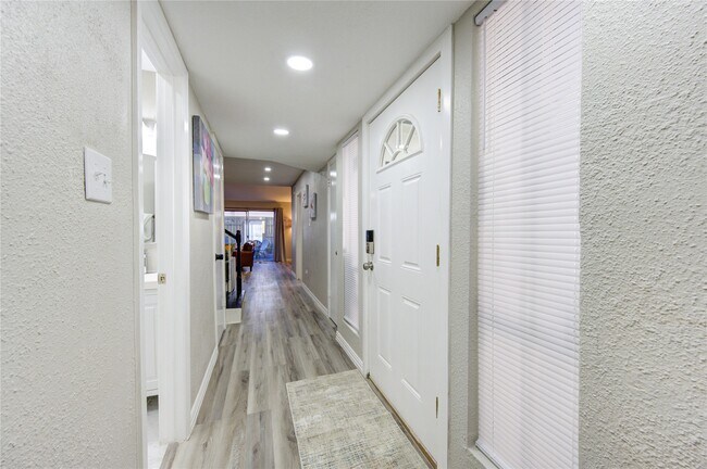 Building Photo - 7373 Antoine Dr