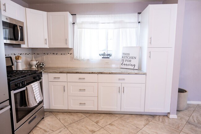 Building Photo - Don't miss your chance on this Marana gem!...