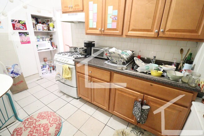 Primary Photo - Awesome 2 Bed Apartment for Students