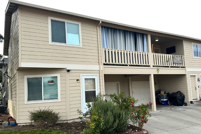 Building Photo - 3 Bedroom 2 1/2 Bath Townhome in White Cit...