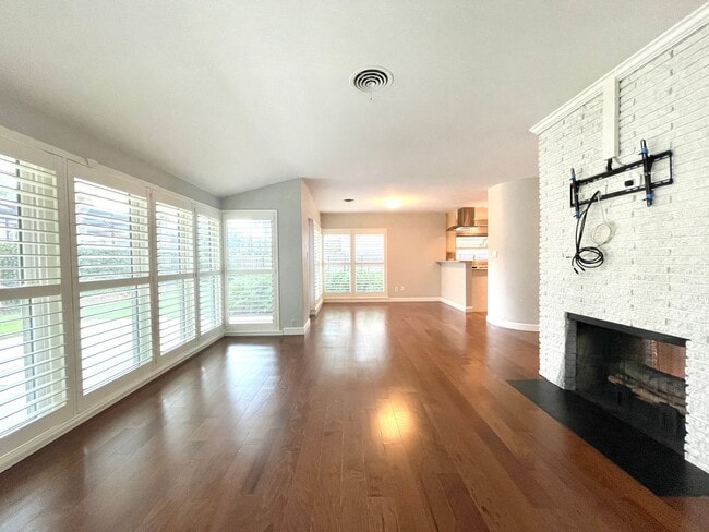 Building Photo - 6 month lease- AVAIL IN AUGUST- Immaculate...