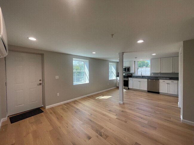 Building Photo - 2 Bedroom / 1 Bath Apt. Upstairs  Kingsport, TN