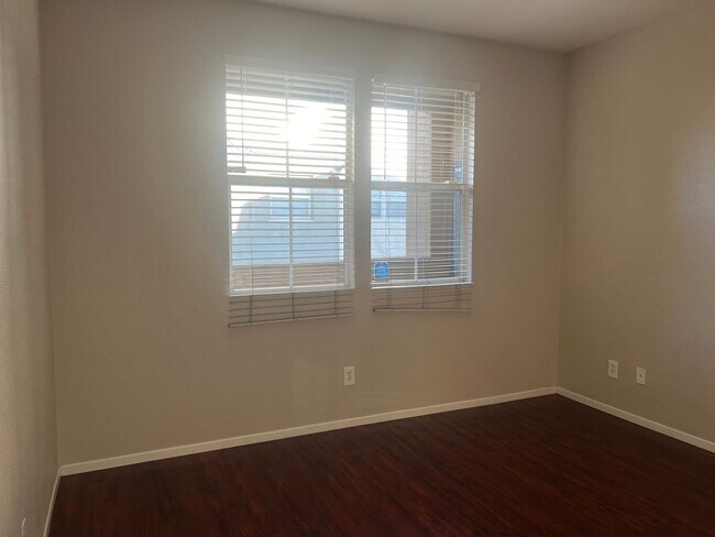 Building Photo - Great 2-bedroom 2 bath condo with A/C, 1 car garage and additional