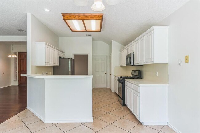 Building Photo - 800 Mountain Ridge Dr