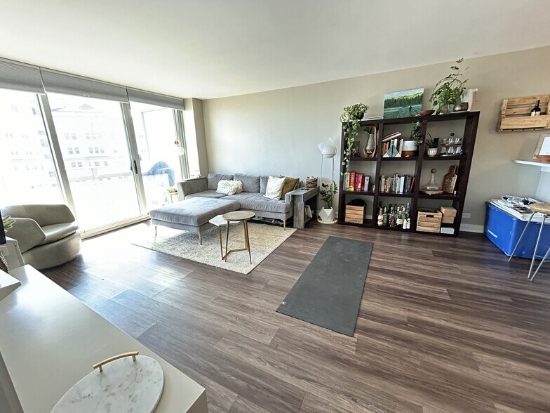 Building Photo - 5601 N Sheridan Rd