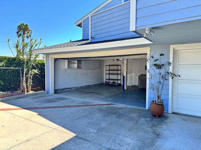 Building Photo - Eastside Costa Mesa Townhome with 2-Car Ga...