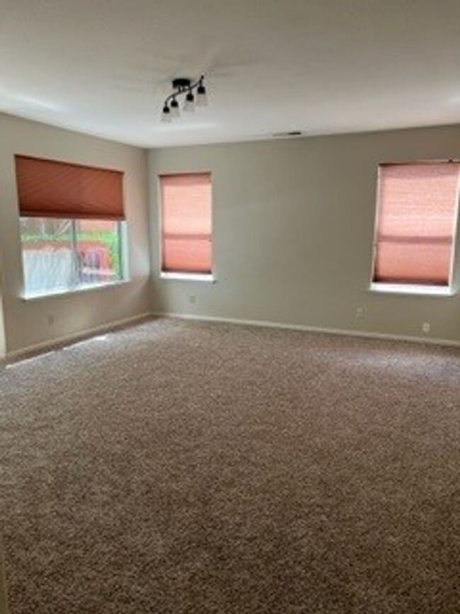 Building Photo - 4 Bedroom 3 Bath 3 Car Garage w/Pool