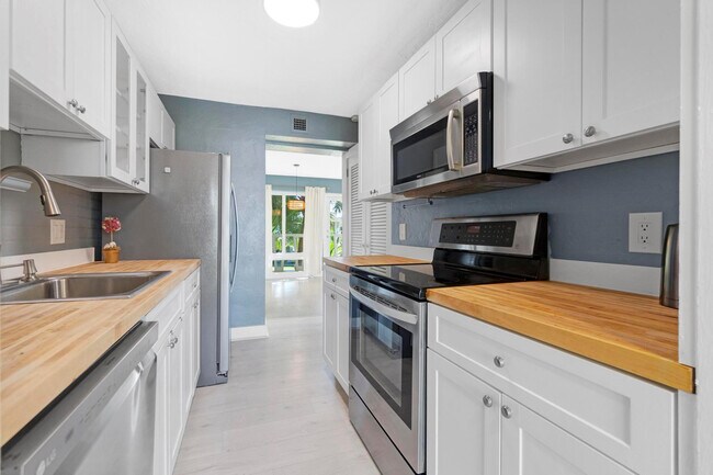 Building Photo - 2755 NE 28th Ave